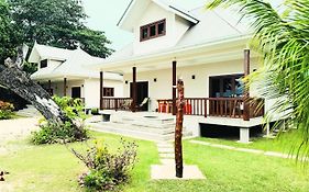 Digwa Beach Chalet